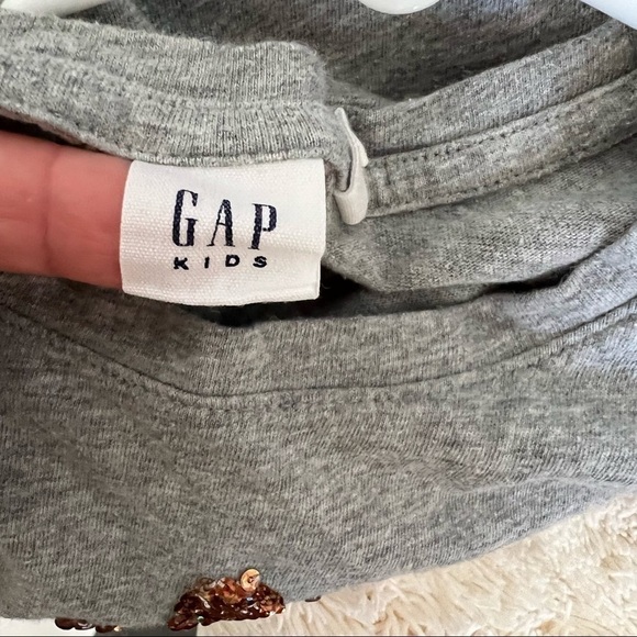 𝅺gap Kids Sequin Strawberry Short Sleeve T- Shirt - Size 6-7 years. Color gray - Picture 5 of 6